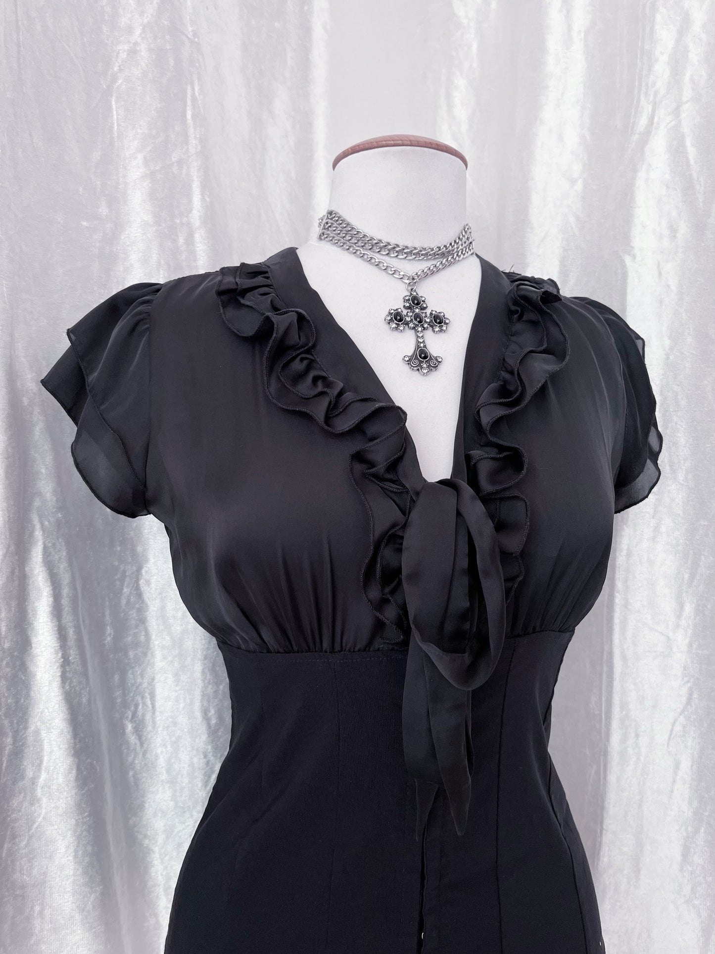00’s Clockhouse Gothic shirt that closes with clasps and lace up back detail 🦇