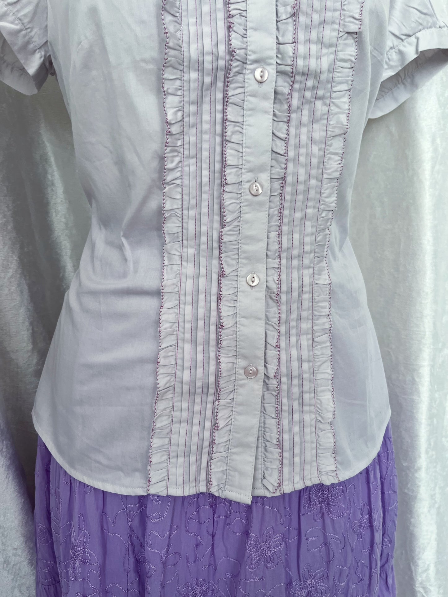 Beautiful 00’s coquette fairy shirt with puff sleeves & ruffle details 🎀