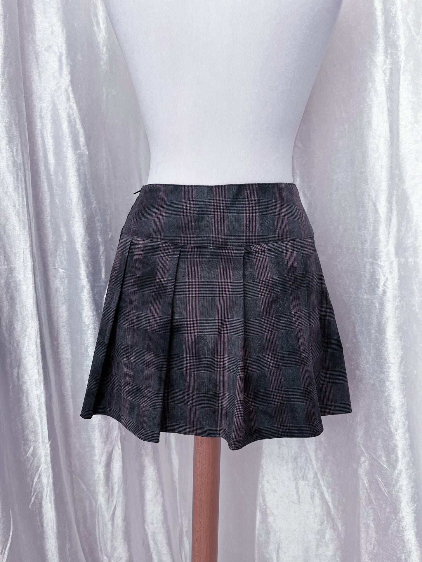 00’s alt plaid skirt with belt buckles detail 💜