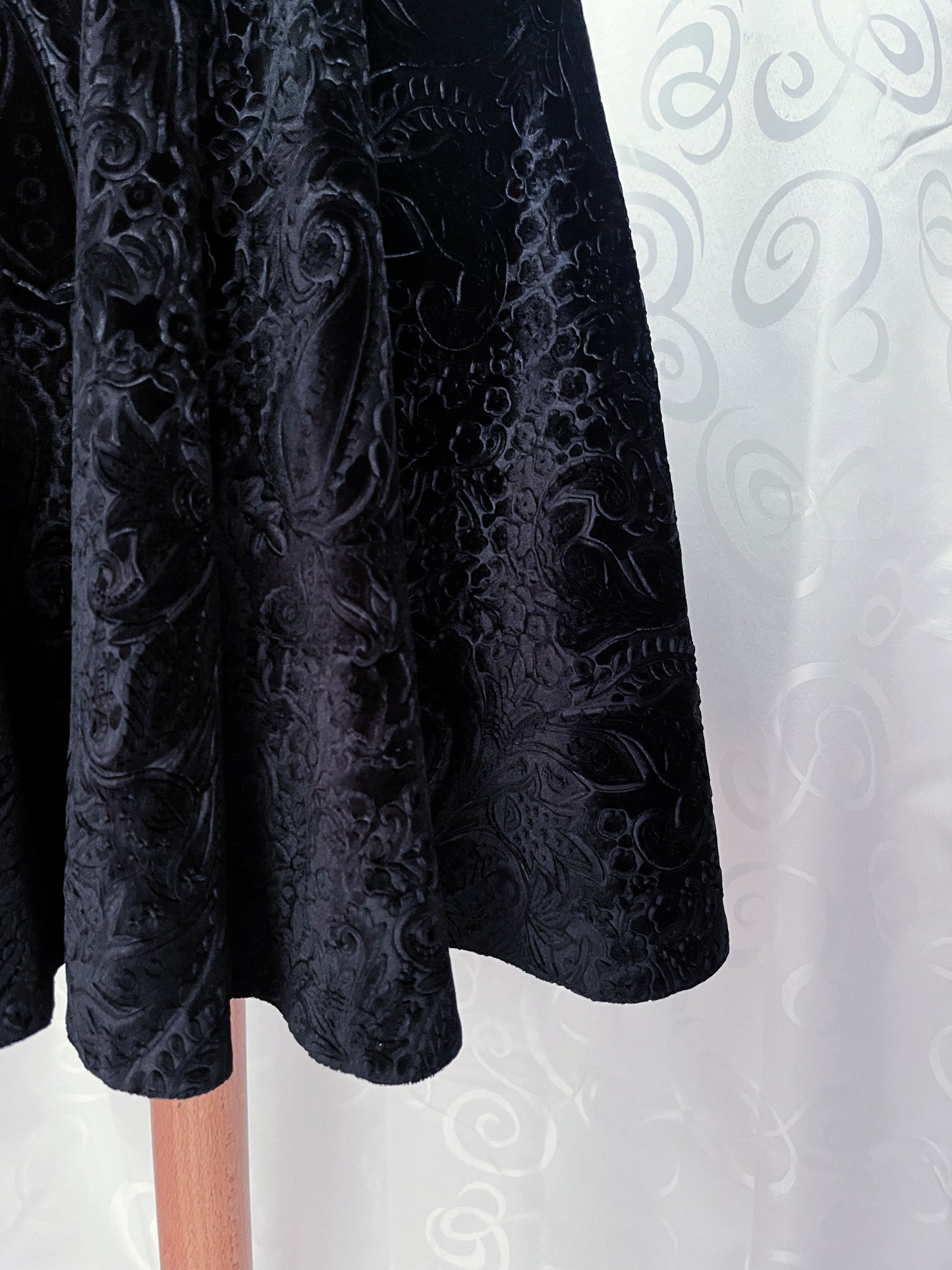 Gothic velvet embossed black midi skirt 🫀🦇