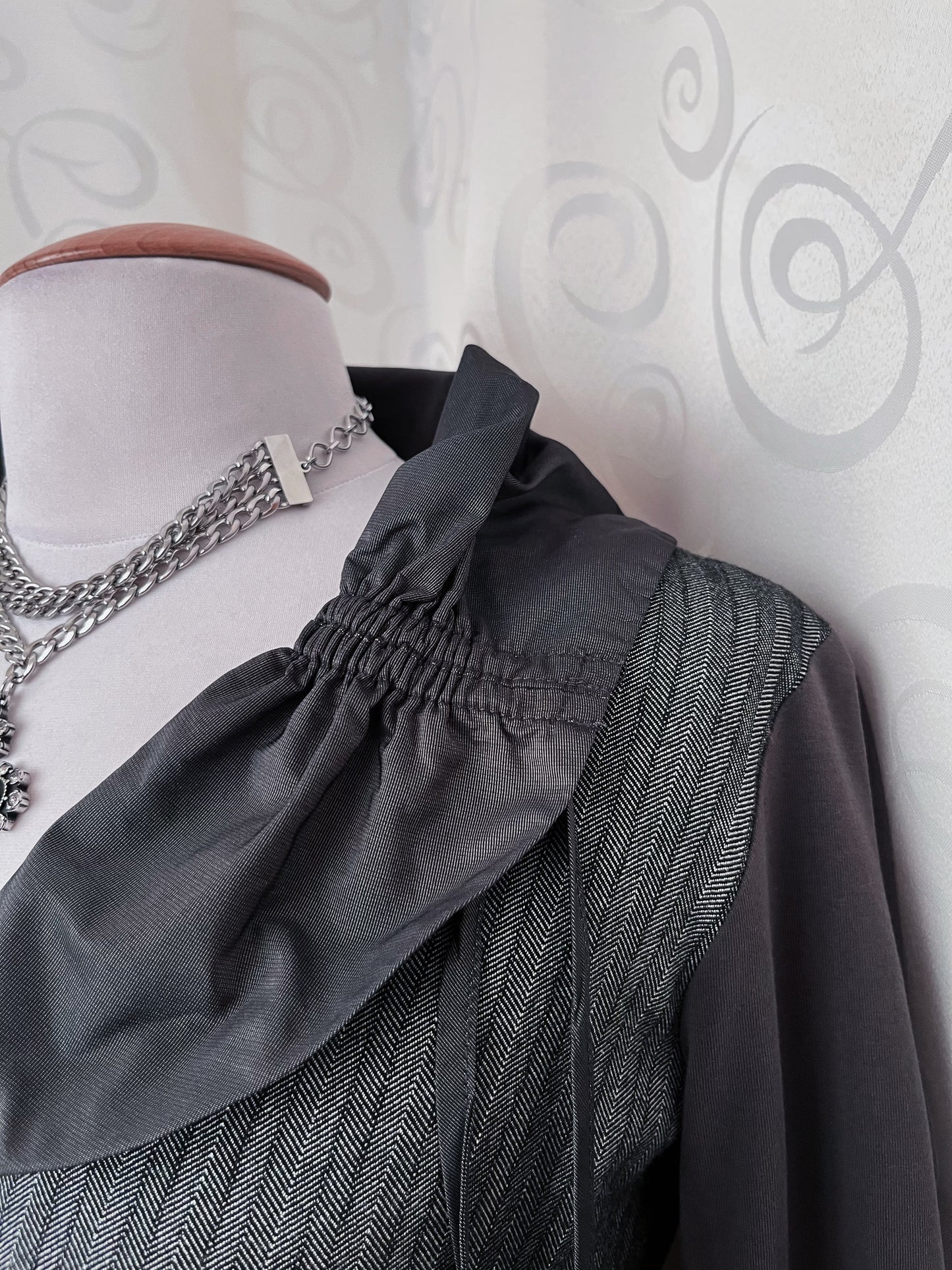 00’s whimsygoth grey zip-up jacket 🌀🪽