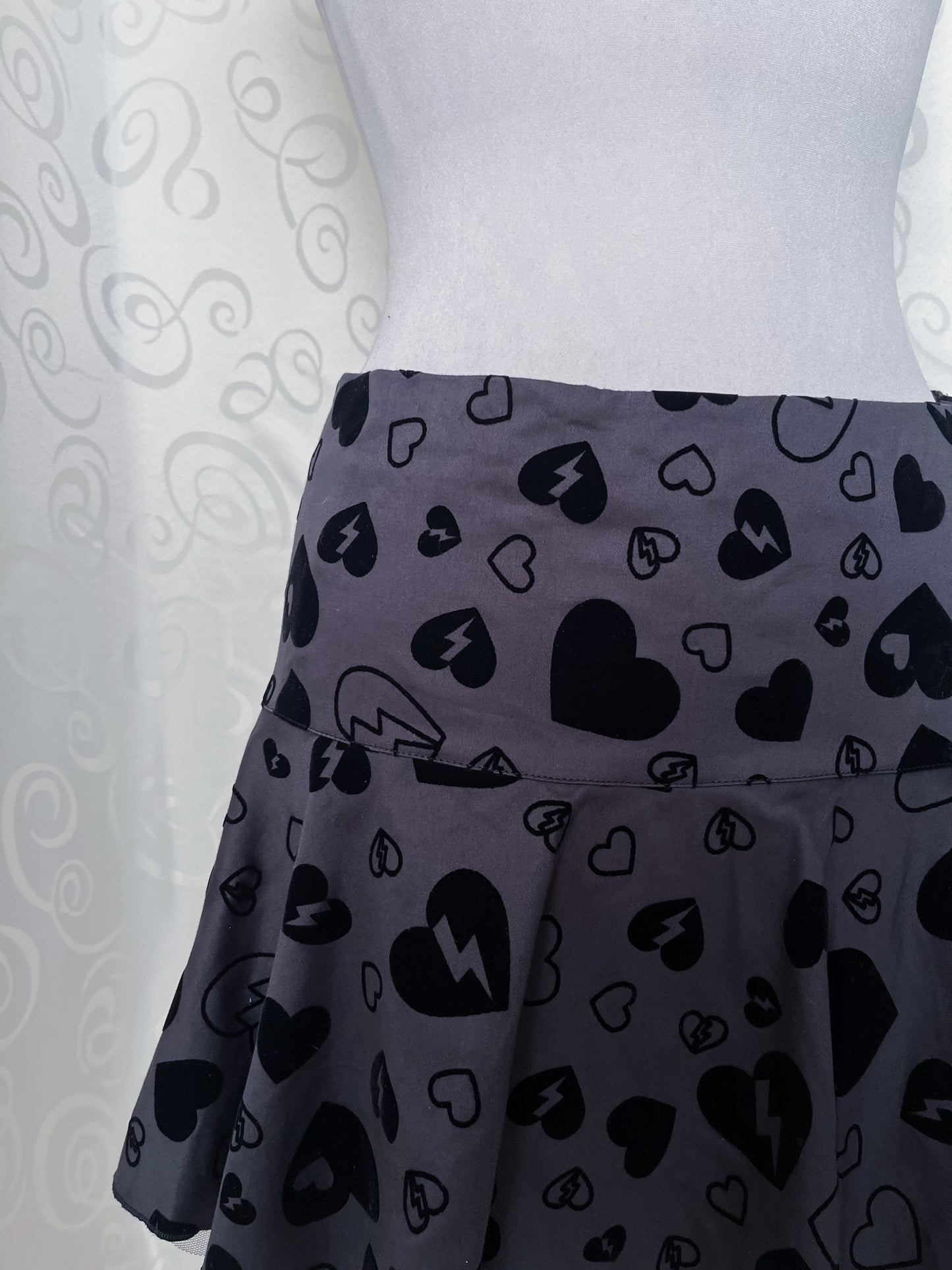 Old Dark Coquette H&M dark grey skirt with velvet hearr details 🖤