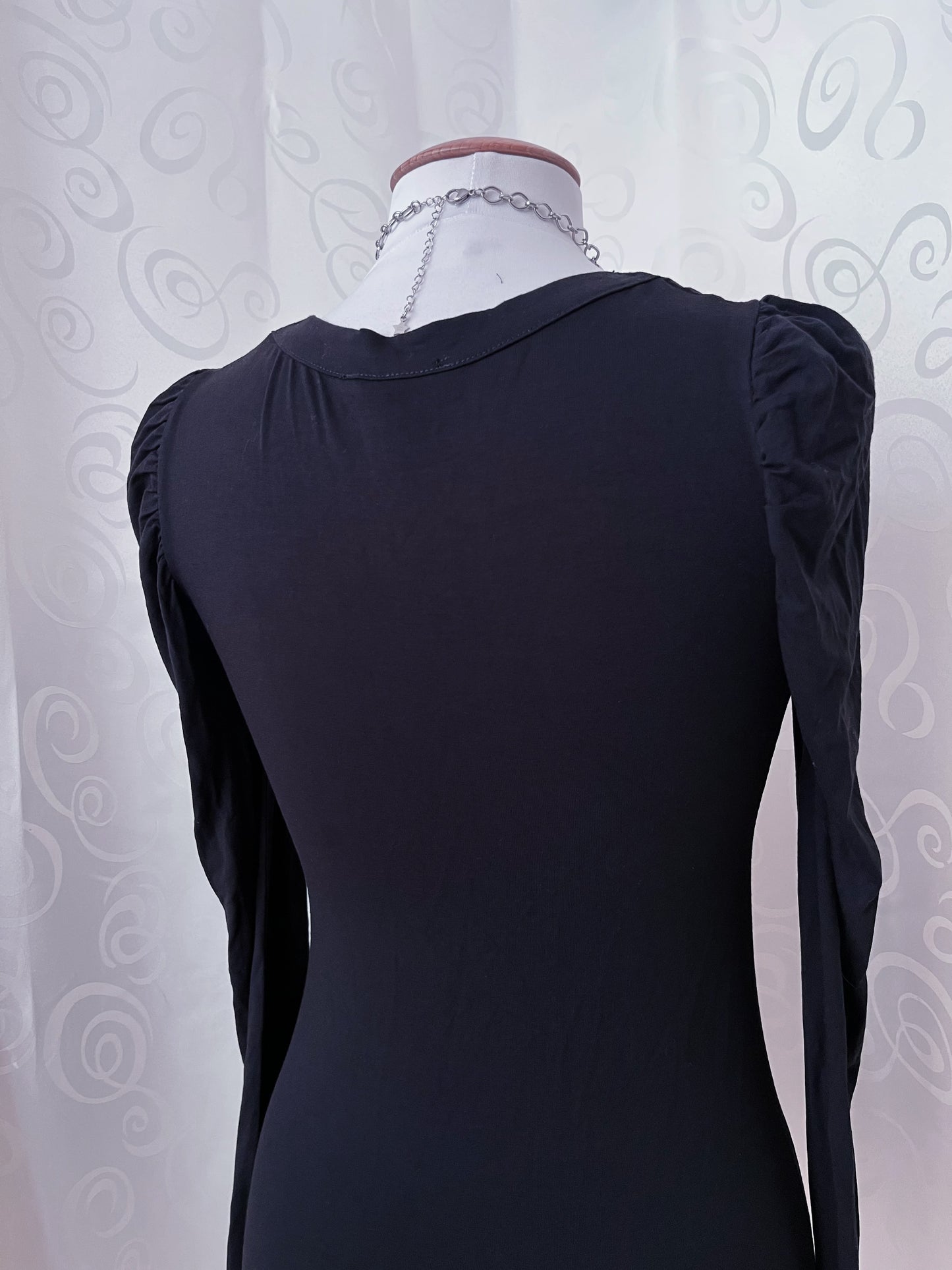 Gothic Jirai Kei black top with puff sleeves and ruffle detail 🦇