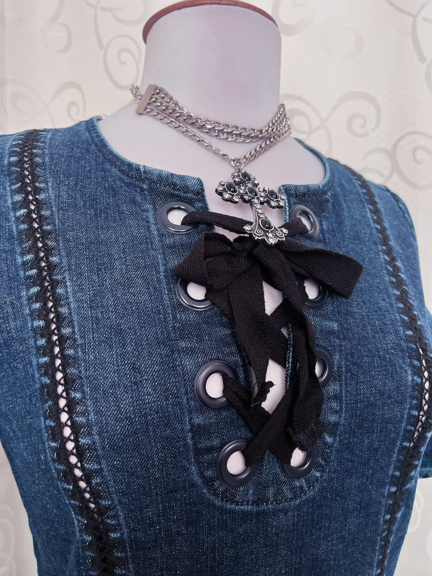 00’s iconic Alt denim dress with lace-up details 🌀