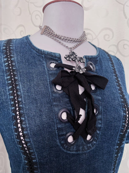 00’s iconic Alt denim dress with lace-up details 🌀
