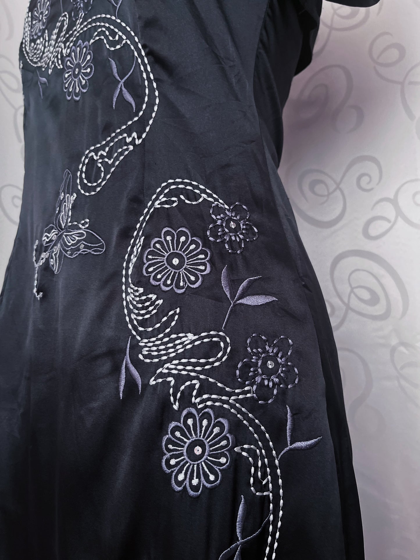 00’s Qipao style black satin dress with embroidered detail 🖤