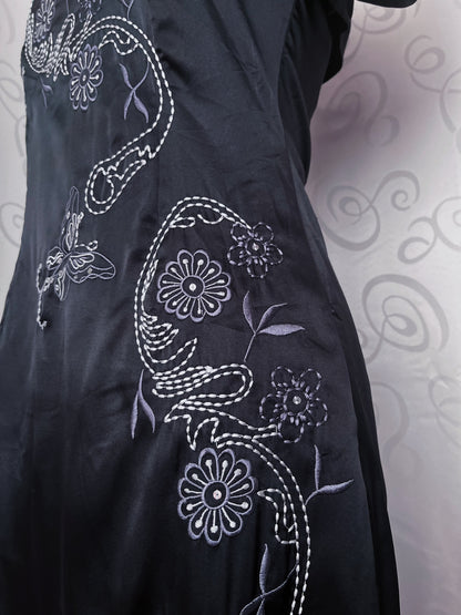 00’s Qipao style black satin dress with embroidered detail 🖤