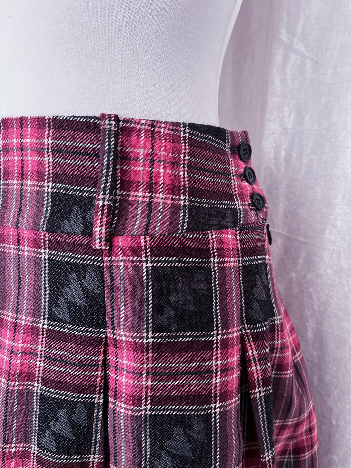 Woolen pink plaid skirt with heart print details 🎀