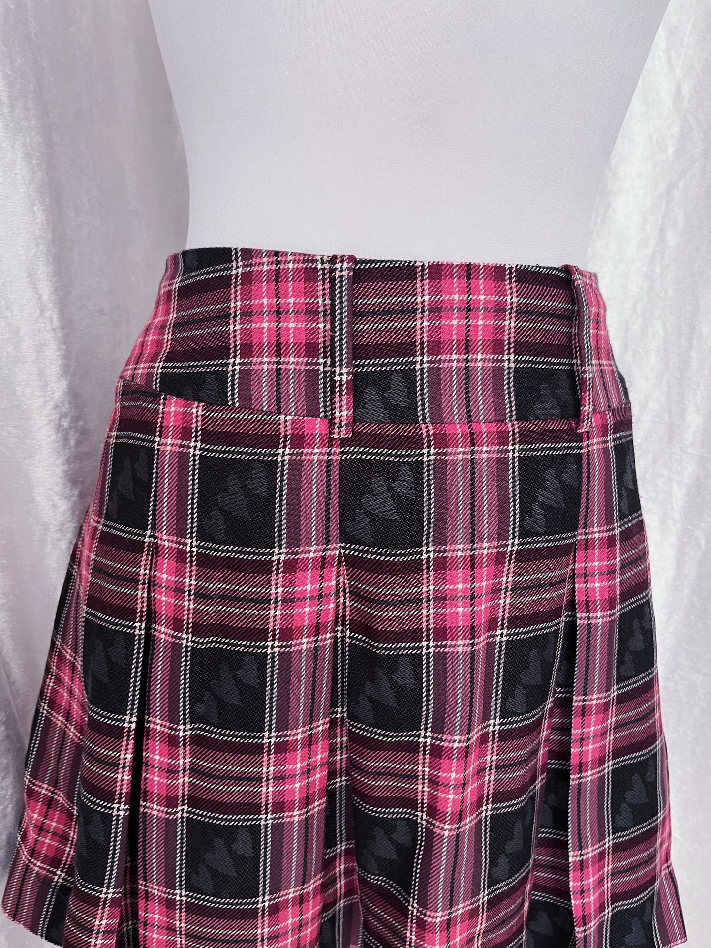 Woolen pink plaid skirt with heart print details 🎀