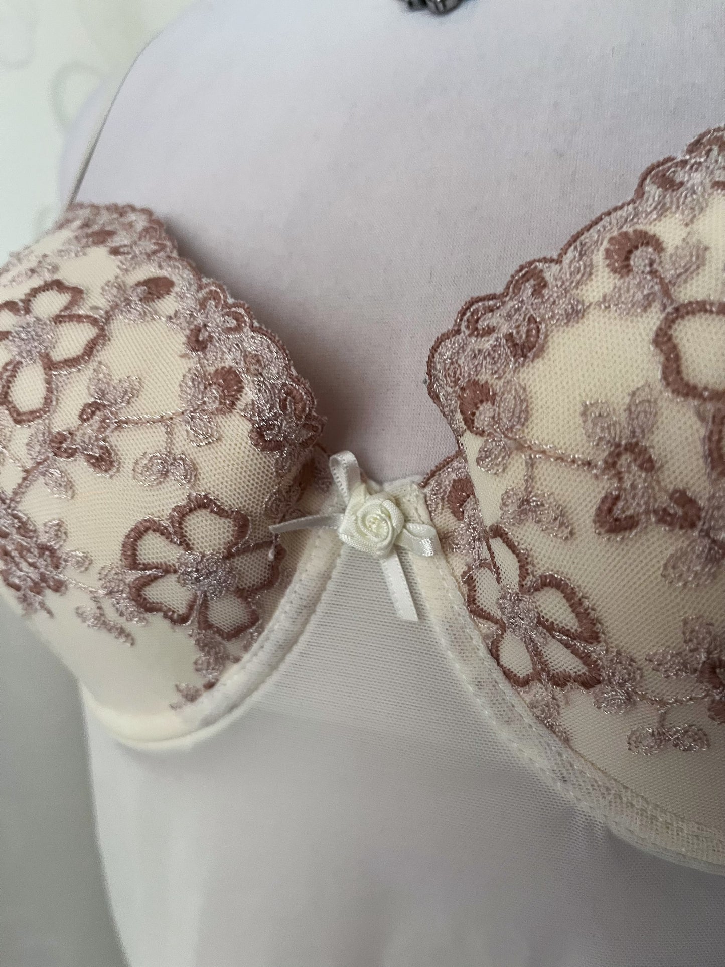 Angelic creamy bustier with embroidered details 🪽