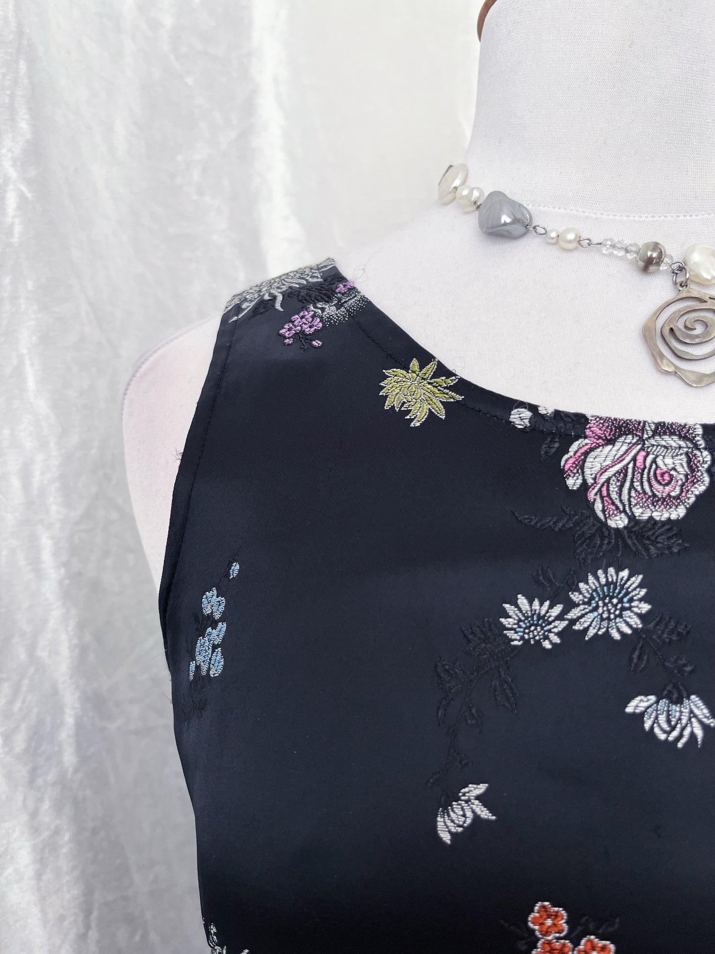 00’s asian style dress with embroidered details 🪷