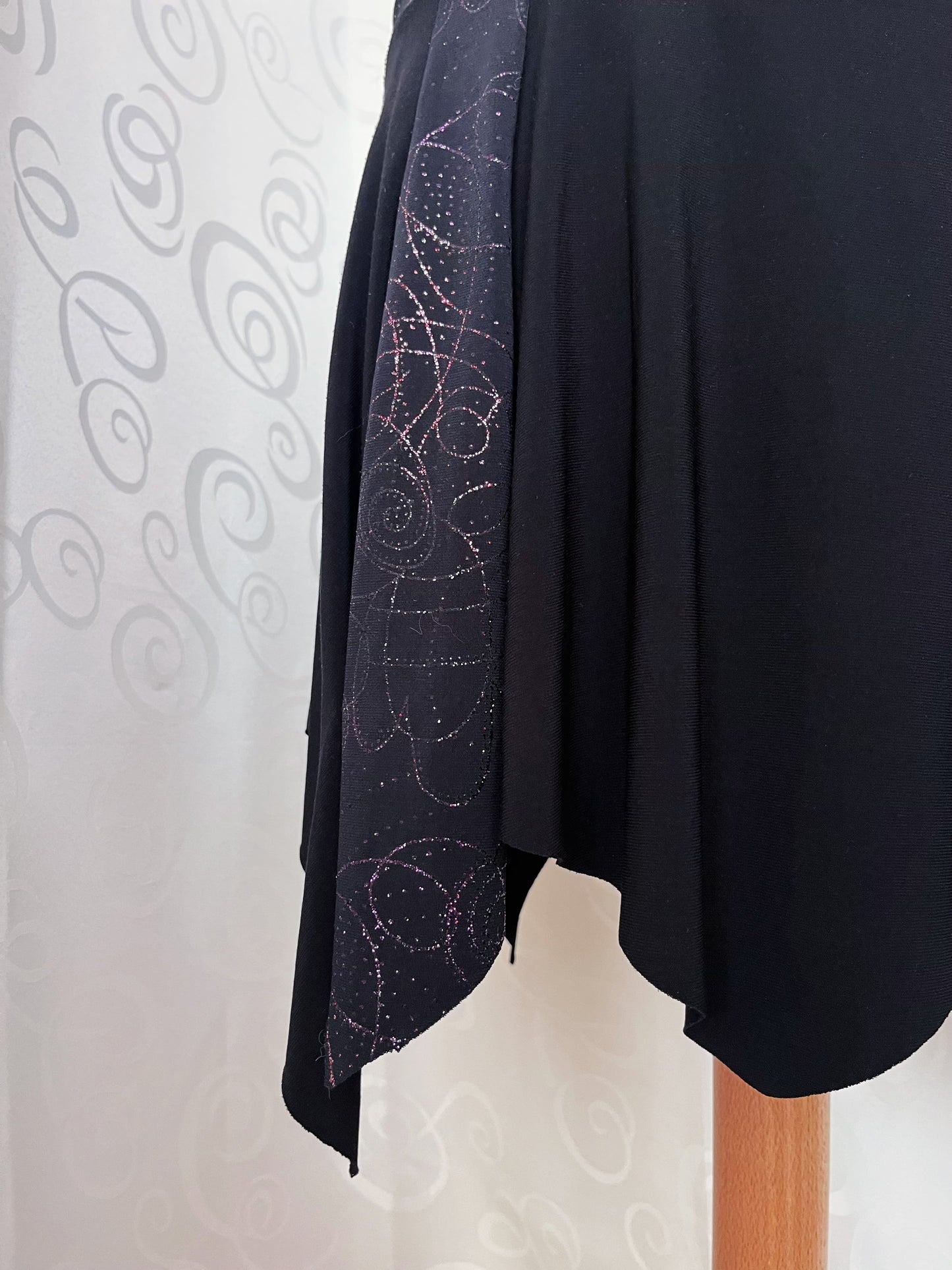 00’s Witchy pointy skirt with pink spiral strass detail 💞🌀