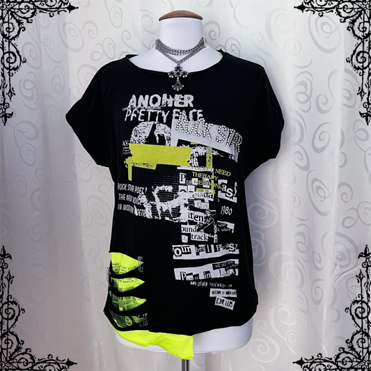 00’s Alt graphic tee with cut-out and safety pin details 🖤