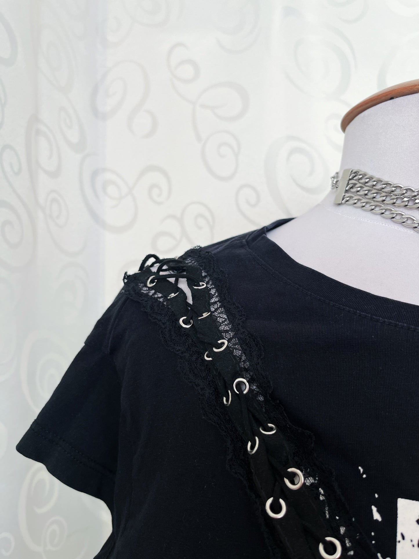 00’s iconic alternative tee with graphic print & lace-up details 🕷️🌀