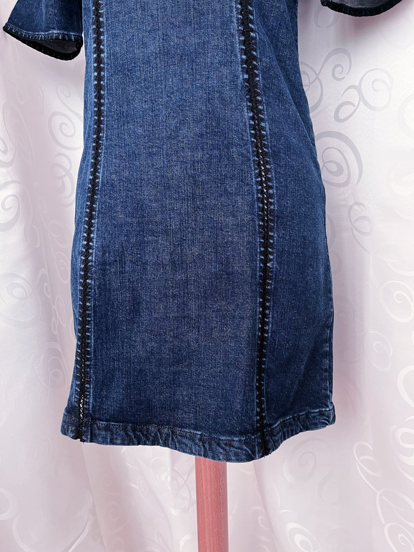 00’s iconic Alt denim dress with lace-up details 🌀