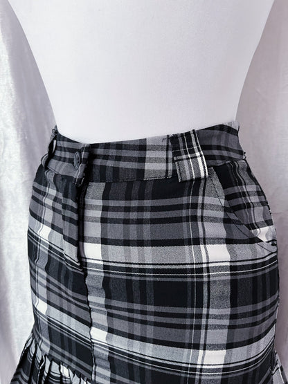 Hot emo plaid skirt 🖤🤍