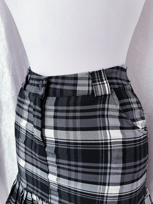 Hot emo plaid skirt 🖤🤍