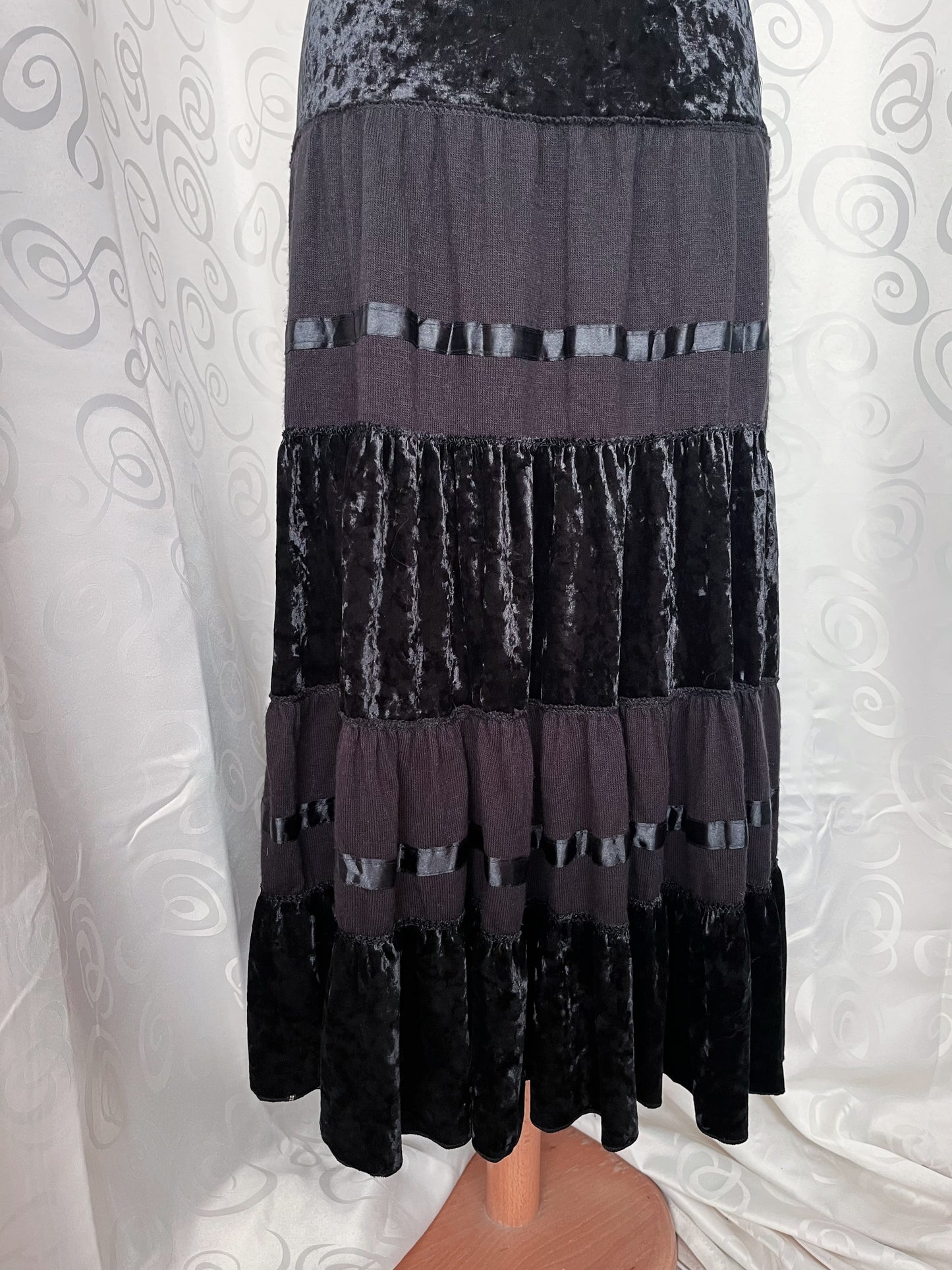 00’s whimsygoth velvet black layered skirt 🕷️