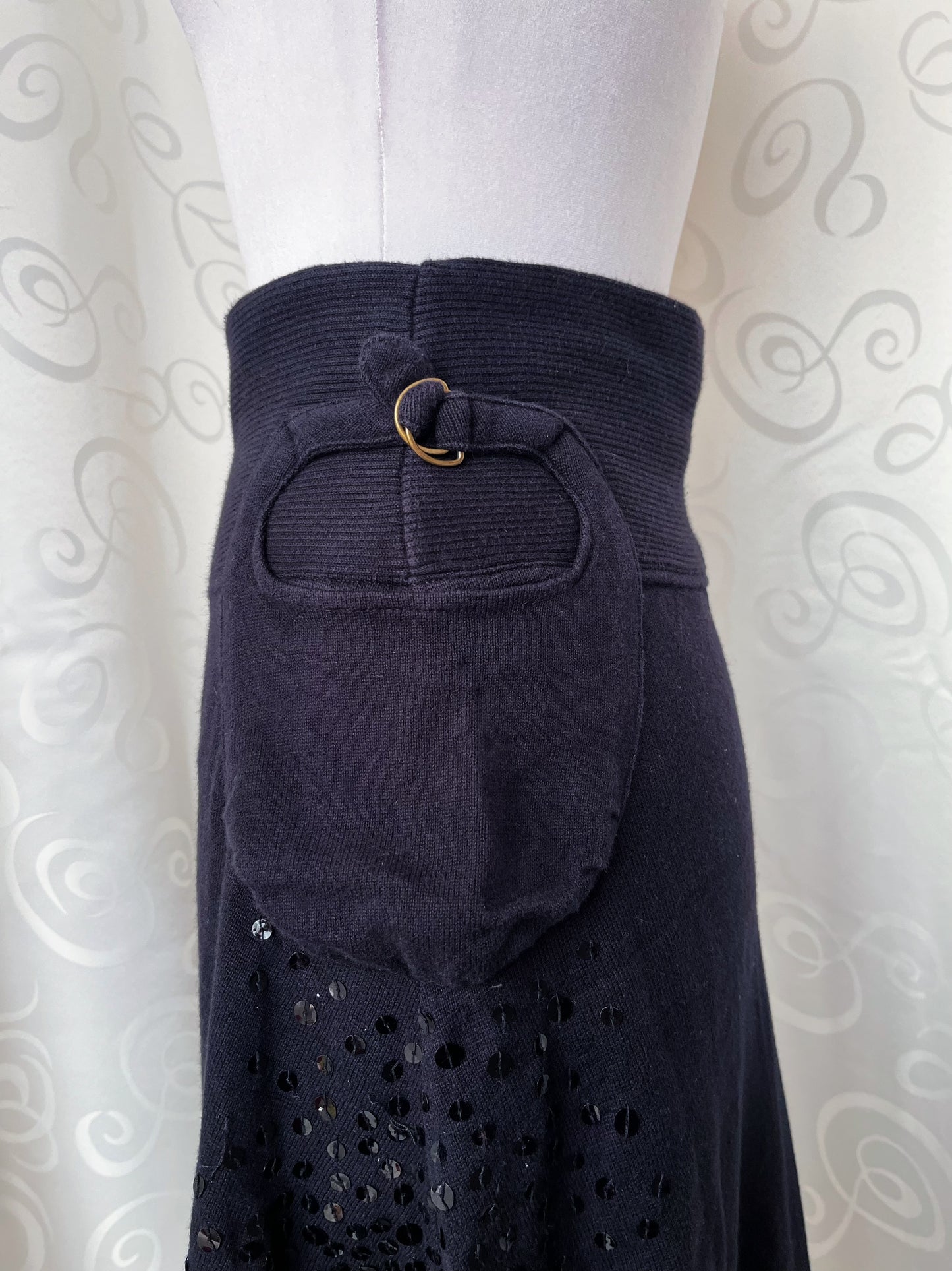 00’s alternative cotton skirt with belt details & embroidered bunnies on the back 🐇