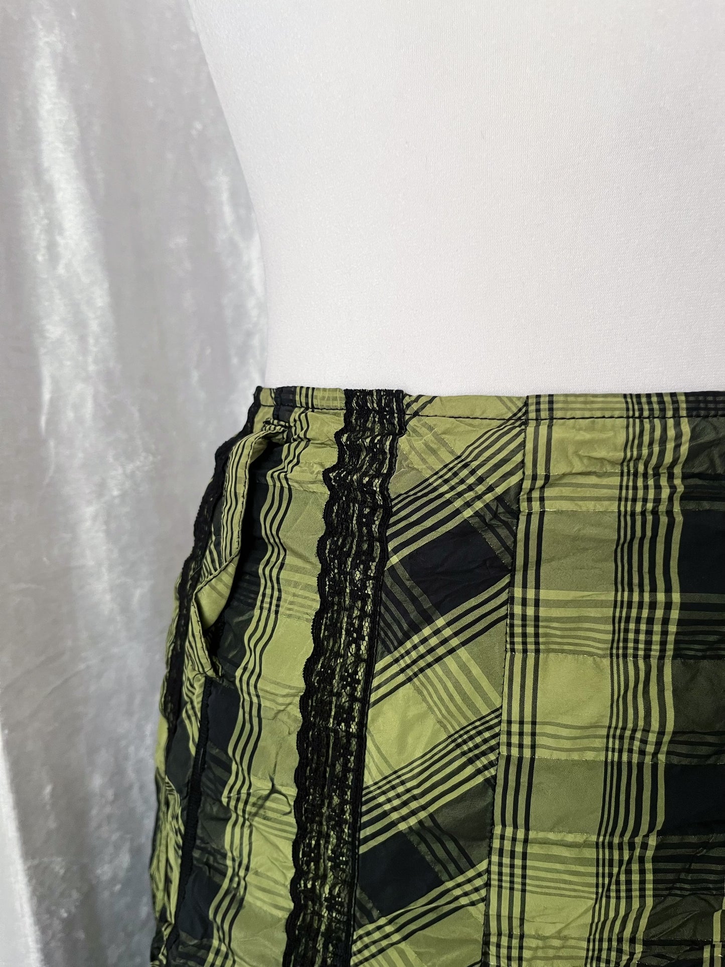 Vintage nylon tartan skirt with lace detail 💚🐍