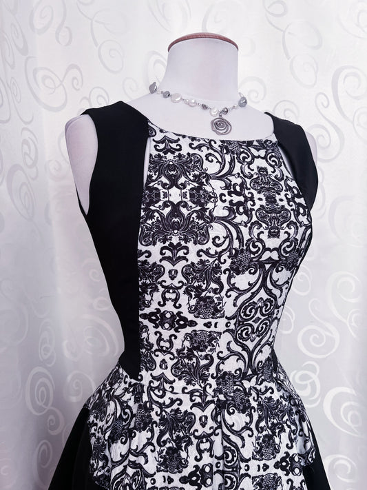 00’s Gothic 60’s style embroidered black & white dress 🌀🦇