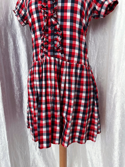 Amazing little plaid dress with ruffle details 🎪🌀