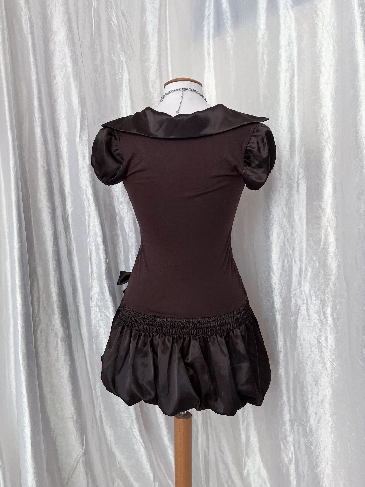 Horror protagonist brown dress 🔦🎞️📷