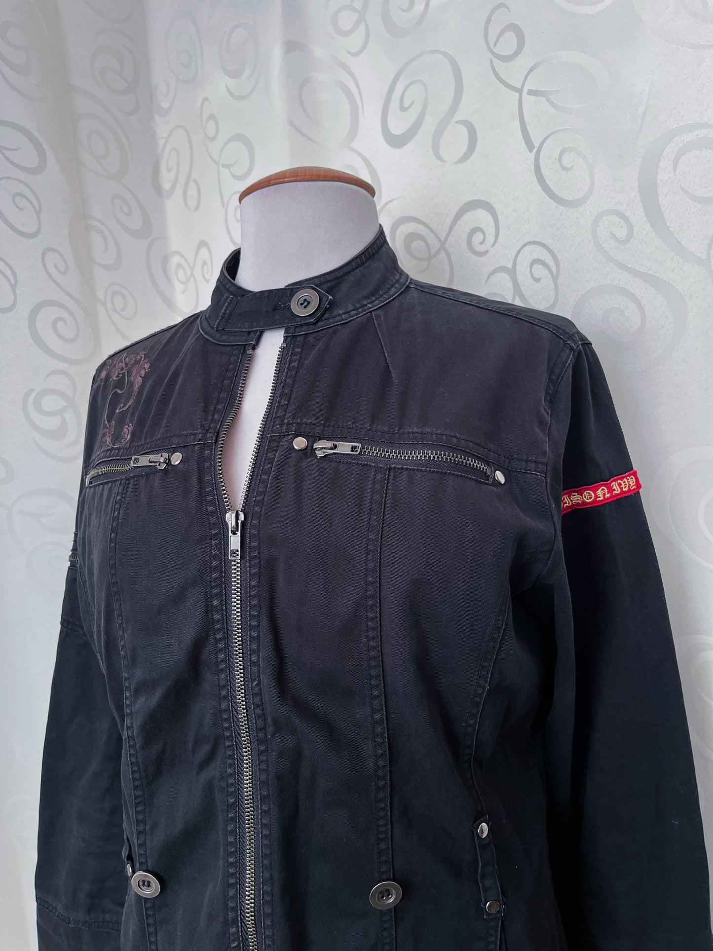 00’s iconic denim jacket with embroidered back detail 🌀