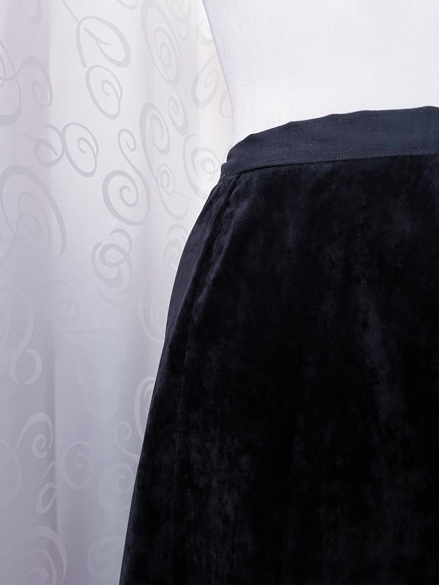 00’s whimsygoth black velvet skirt 🌀
