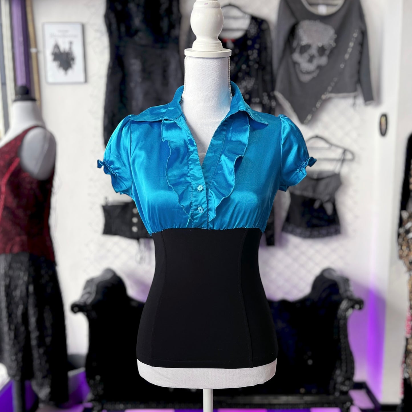 00’s Dark coquette/Jkei satin blue & black ruffle top 🌀🫐