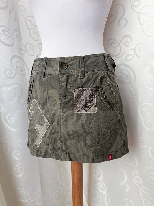 00’s/Y2K khaki camo mini skirt with patchworks 🔫