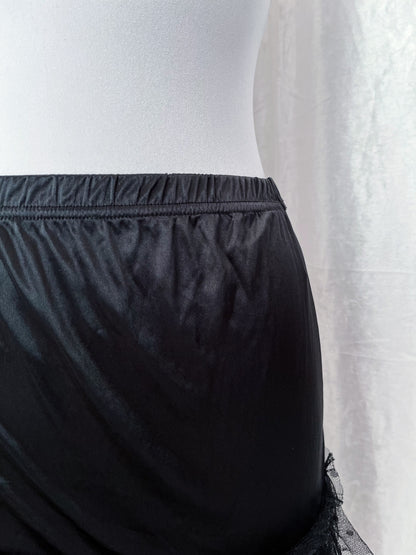 Hot gothic silky black skirt with lace trim detail 🕷️