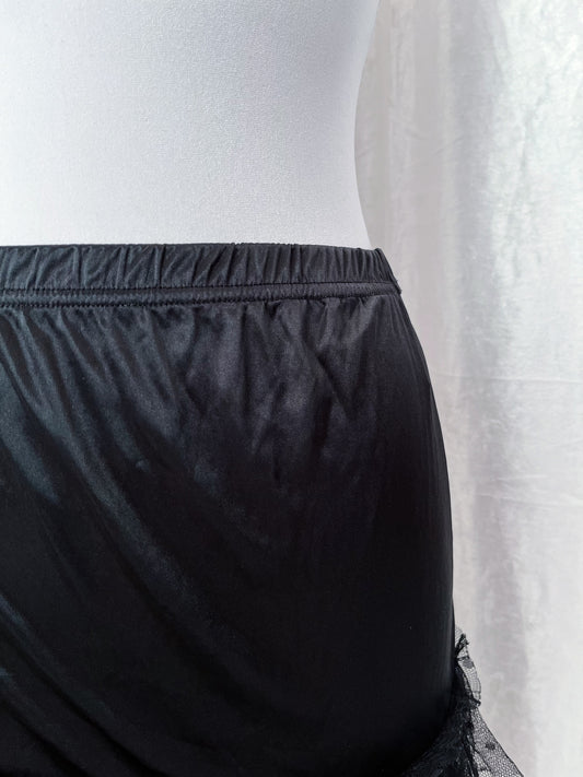Hot gothic silky black skirt with lace trim detail 🕷️