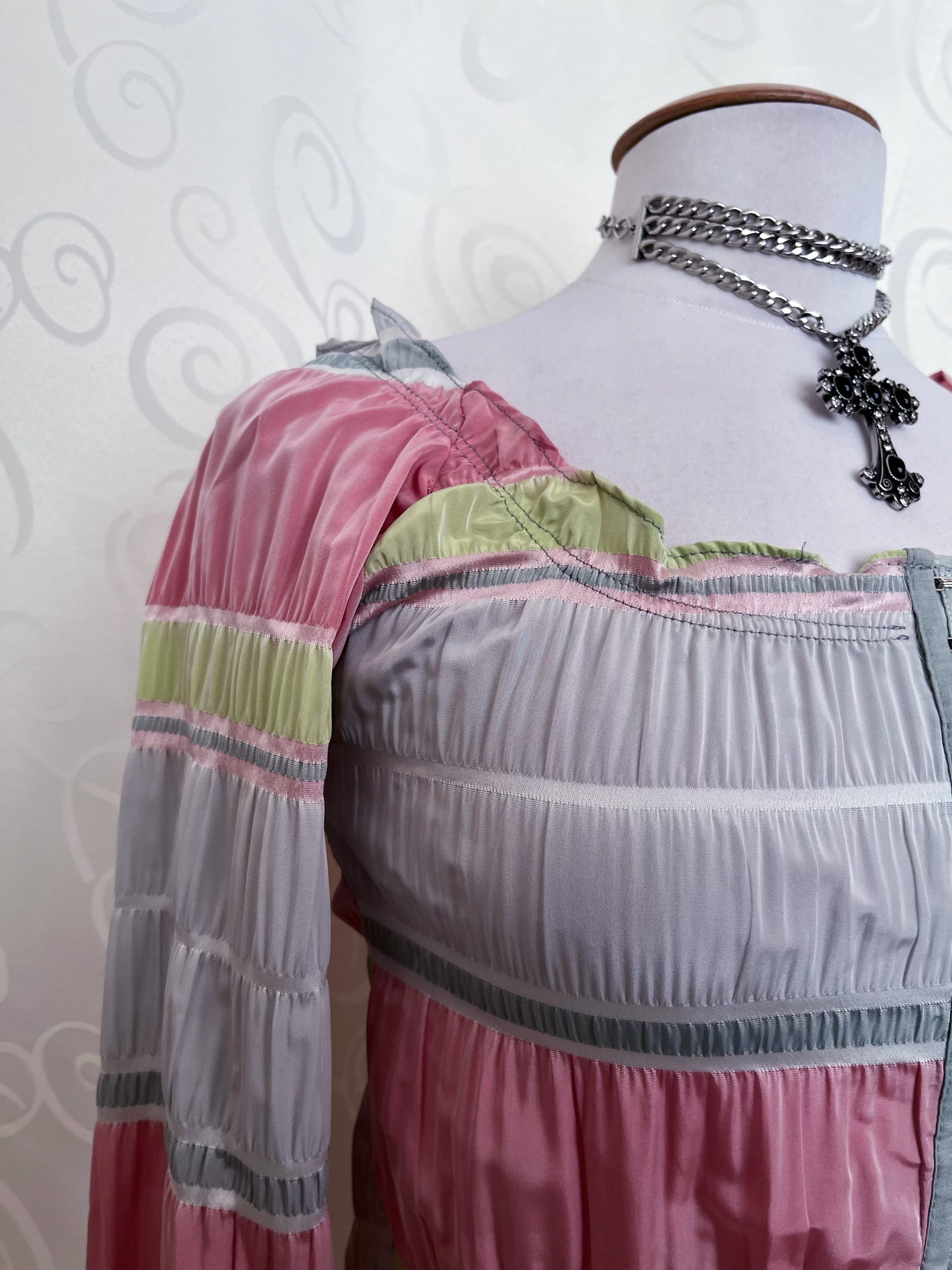 00’s deadstock colorful coquette shirt that closes with metal hooks 💜🌀