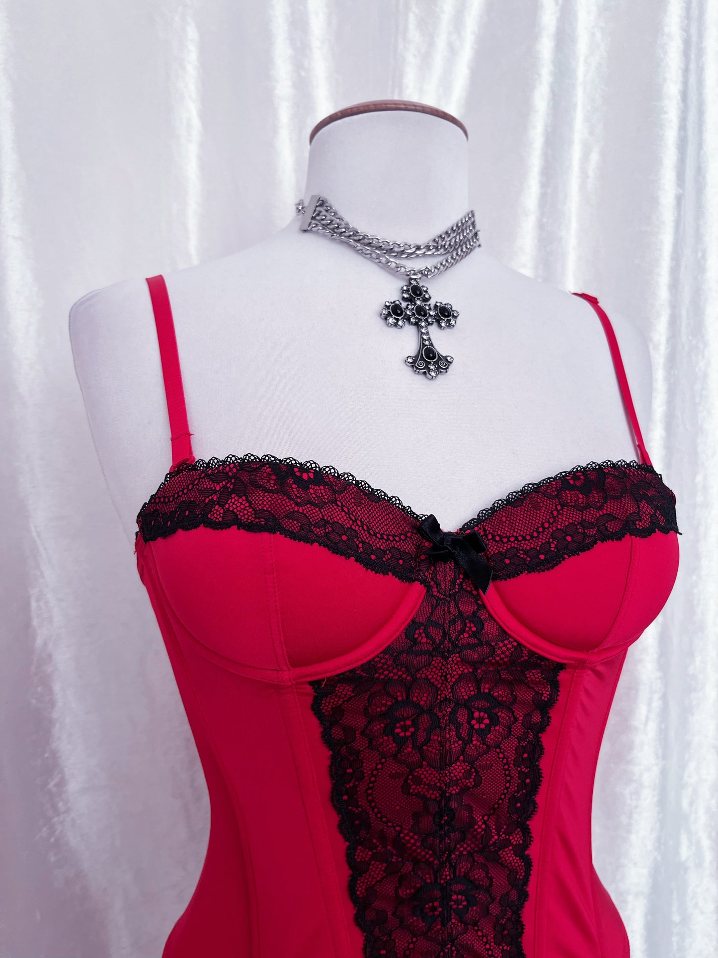 H&M vampire red corset with lace detail 🦇