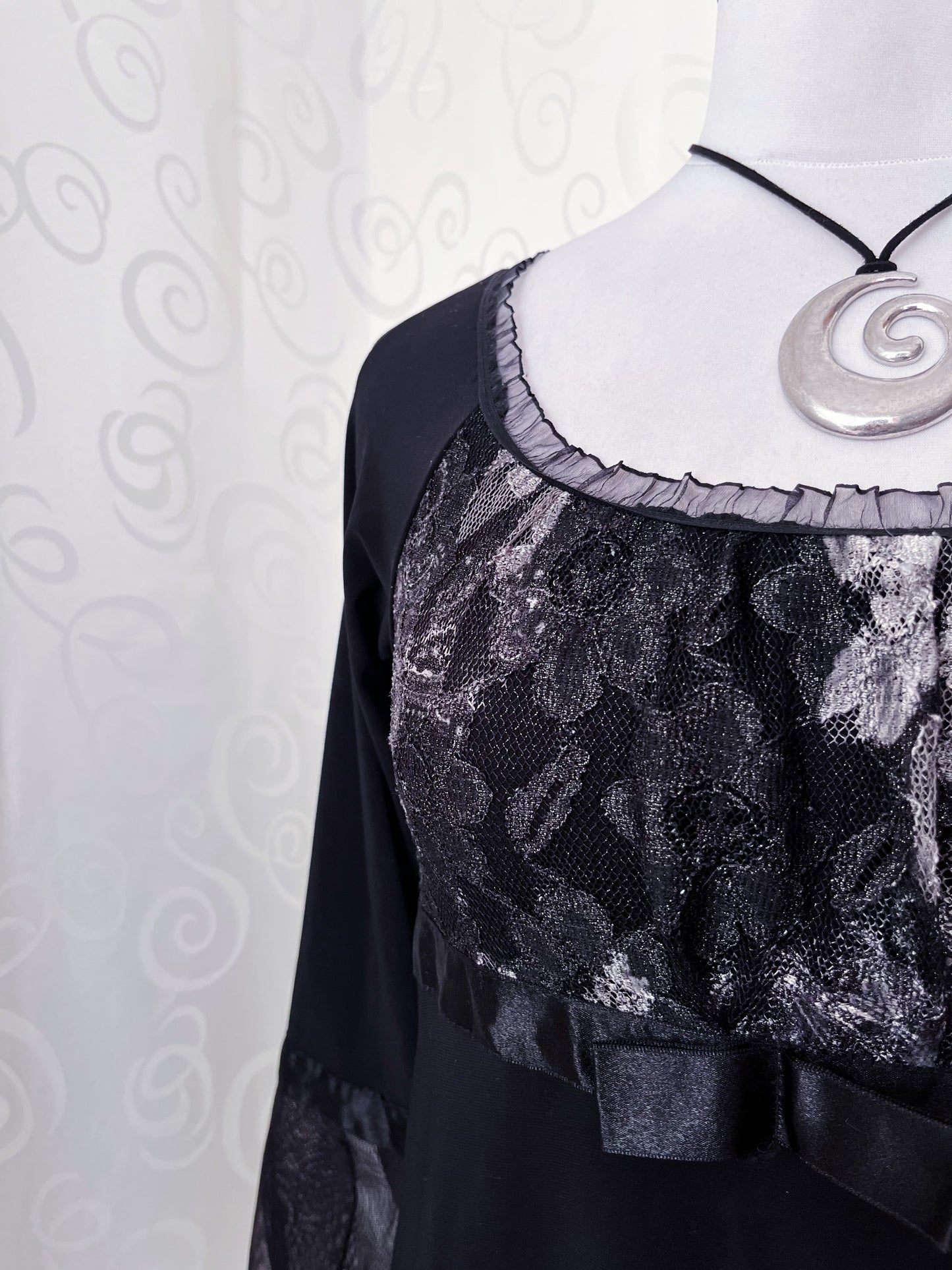 00’s whimsygoth/witchy black top 🕸️🦇