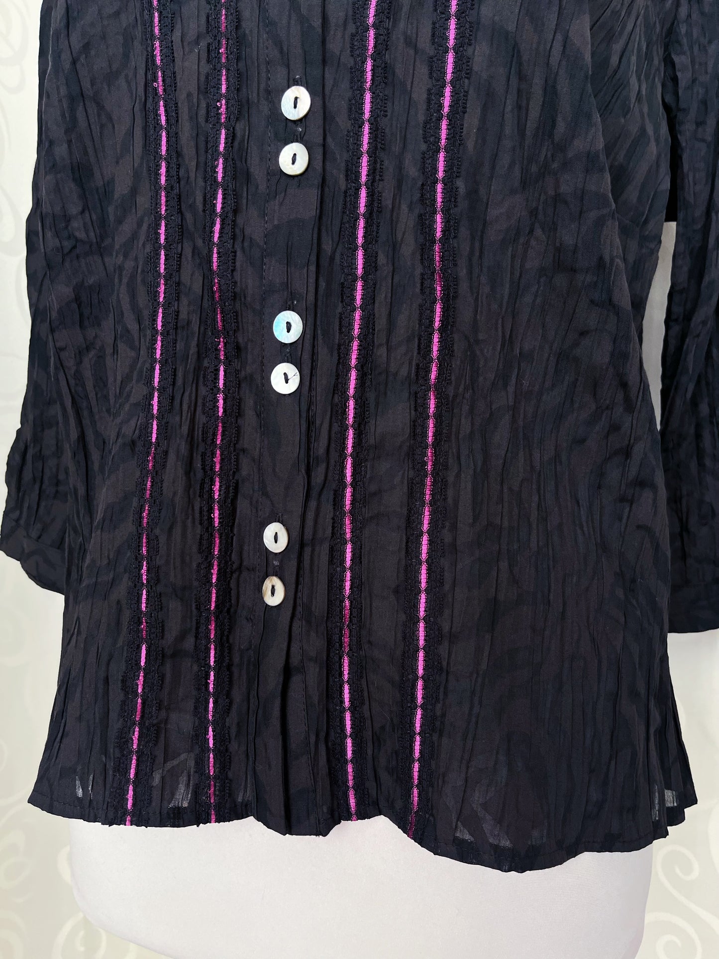 00’s Gothic shirt with mesmerising magenta details 🌀💜