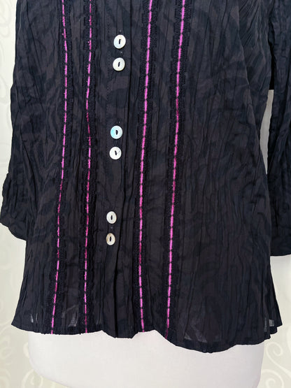 00’s Gothic shirt with mesmerising magenta details 🌀💜