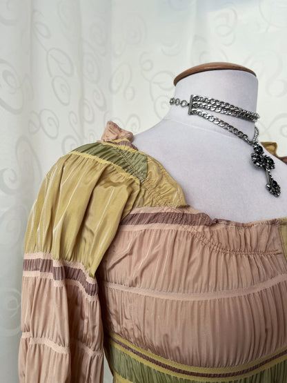 00’s deadstock colorful coquette shirt that closes with metal hooks 💜🌀