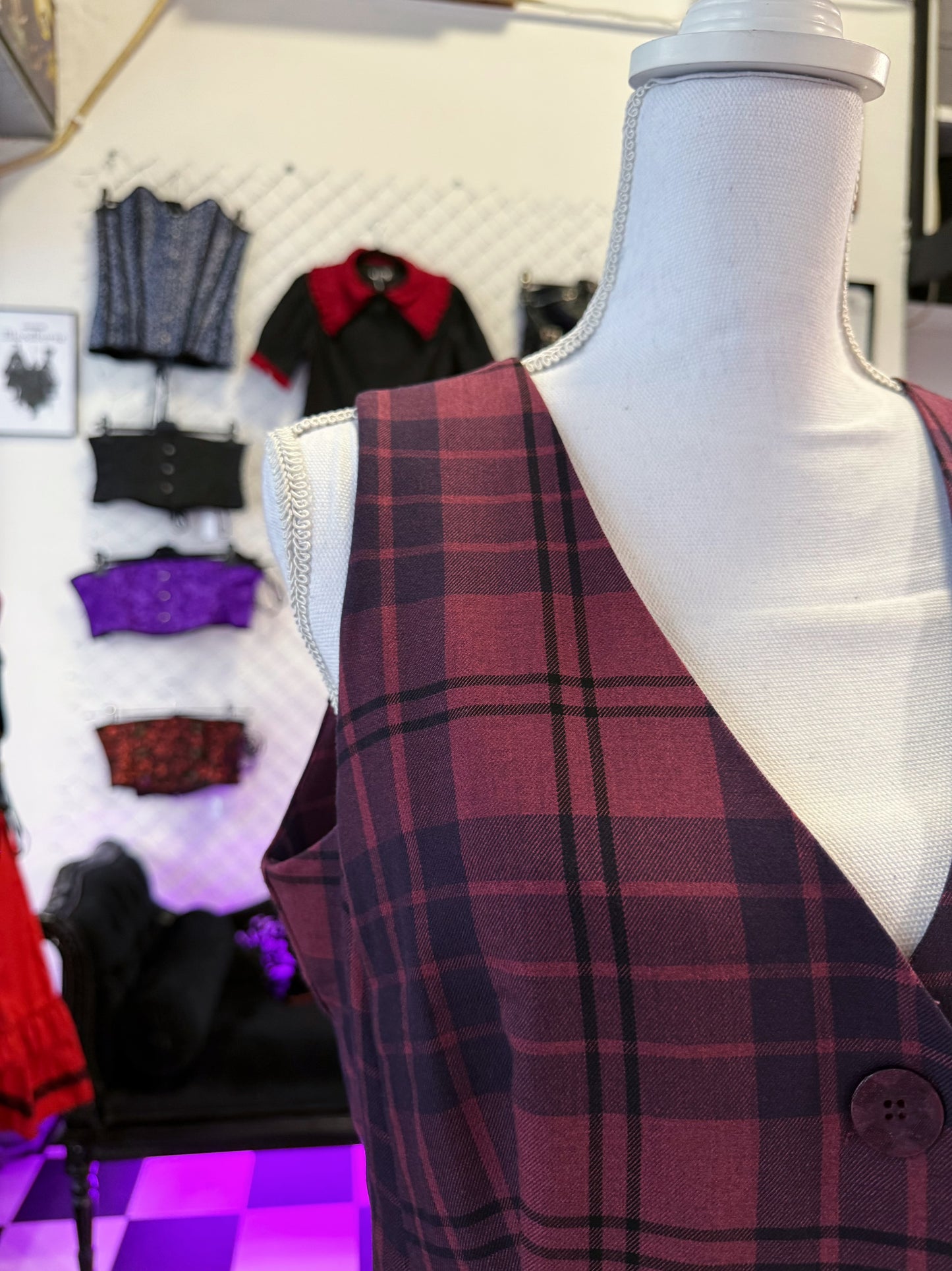 00’s tartan burgundy vest 🍷