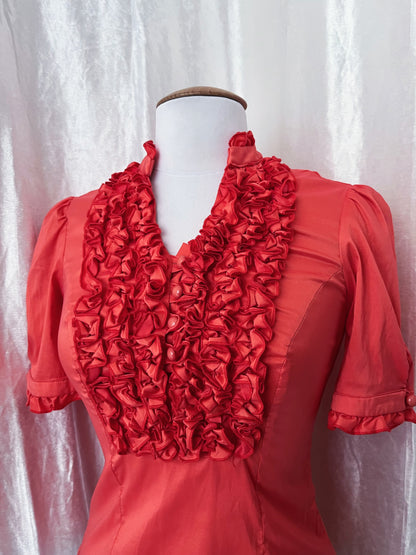 Cutest 00's coral ruffle shirt 🍑