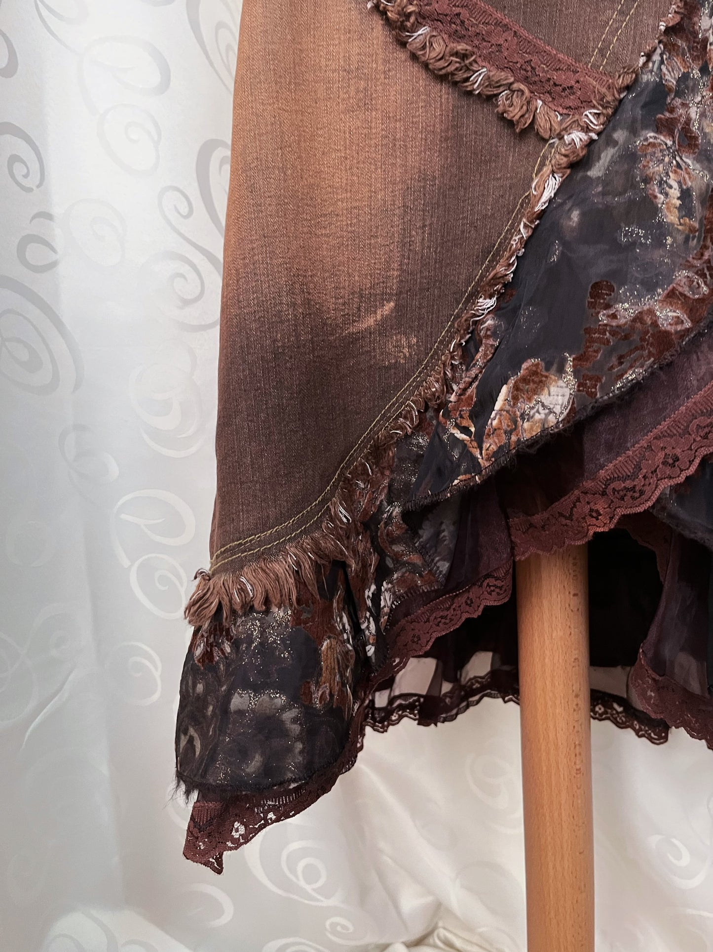 00’s whimsy denim brown skirt with lace & velvet details 🐌🌀