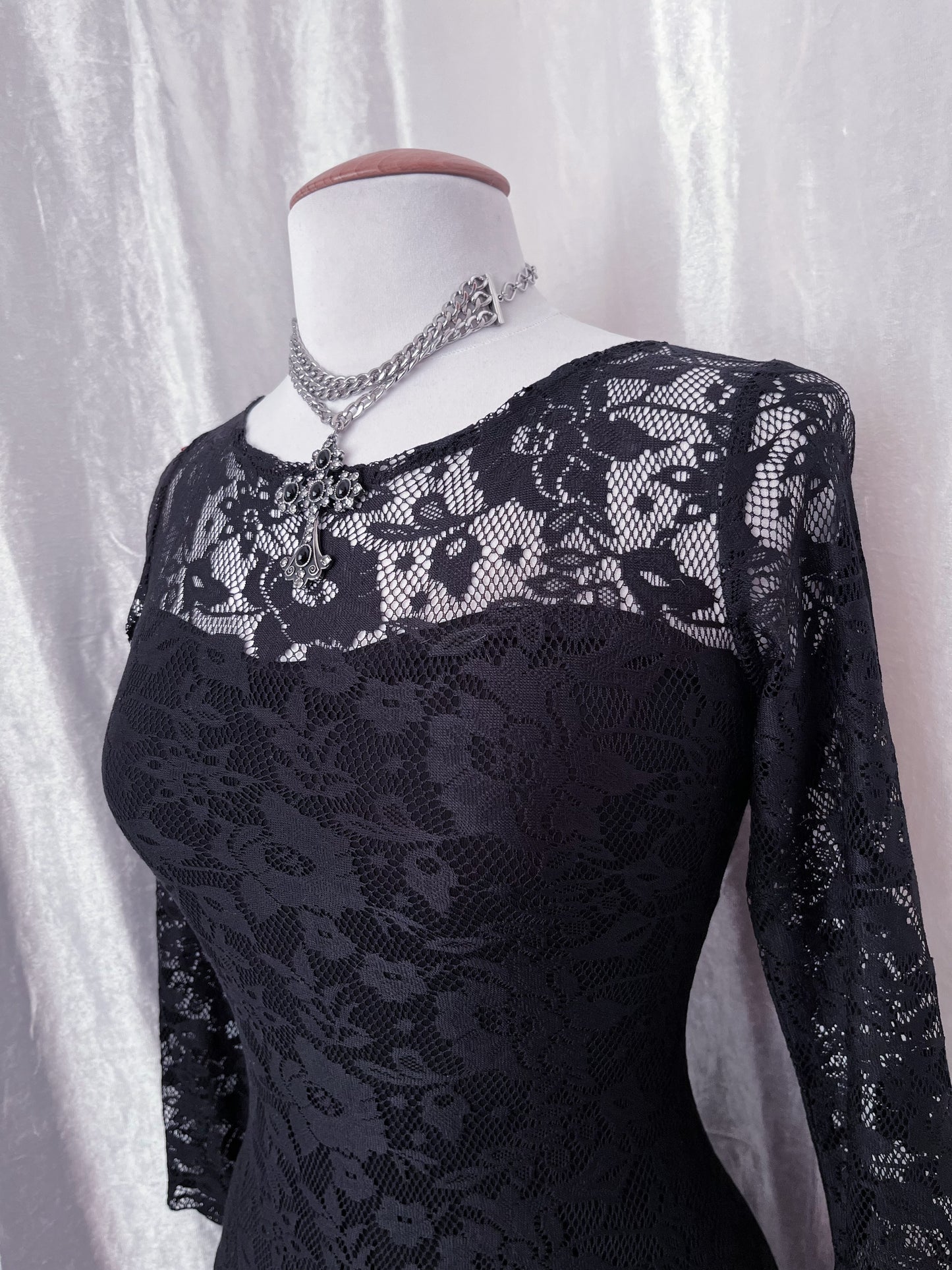 Iconic Gothic balloon lace dress 🦇