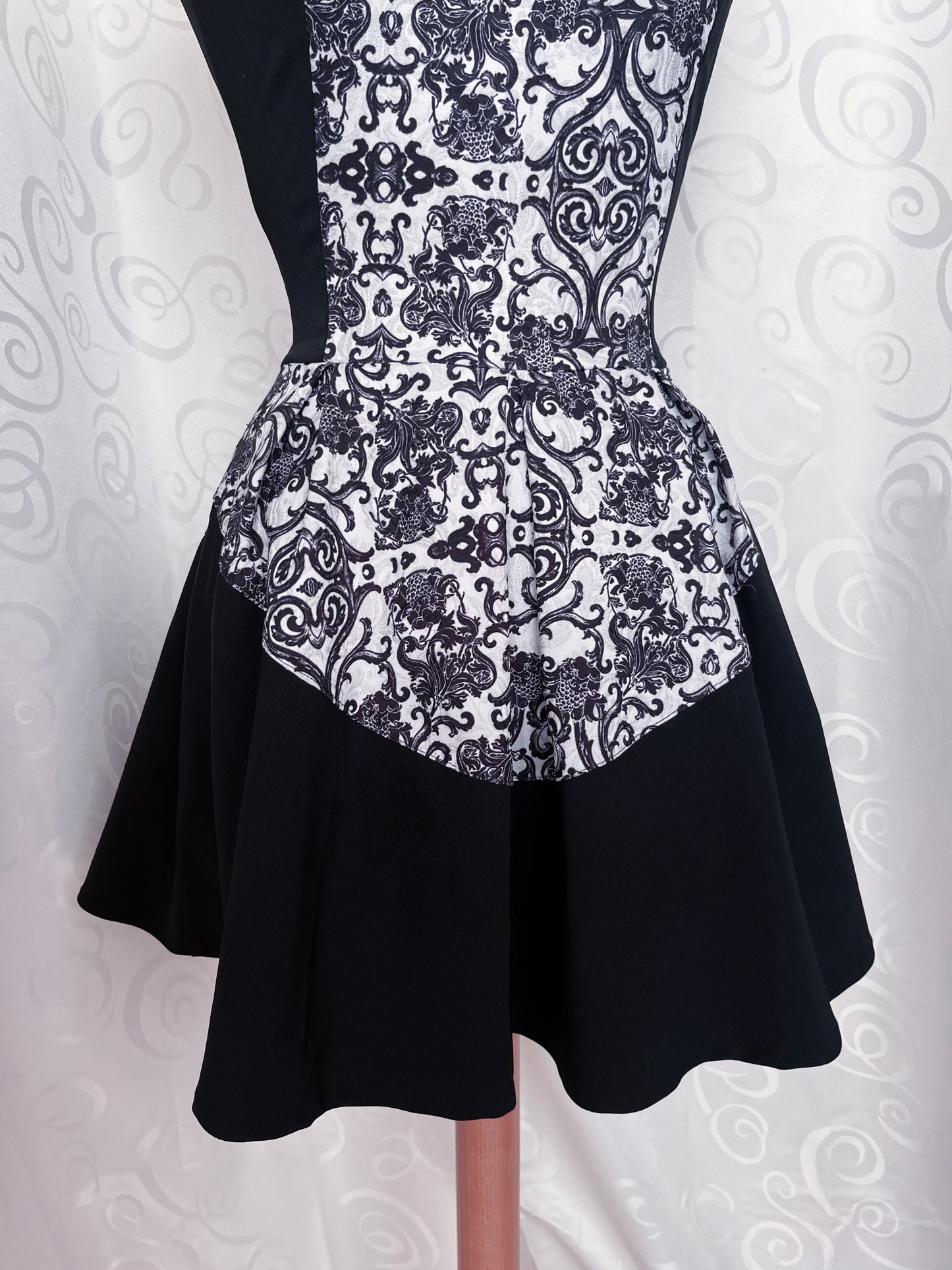 00’s Gothic 60’s style embroidered black & white dress 🌀🦇