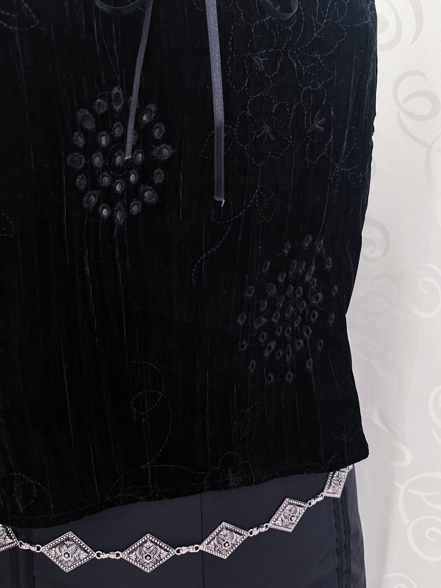 00’s whimsygoth black velvet top with embroidered & cutout details 🔮✨