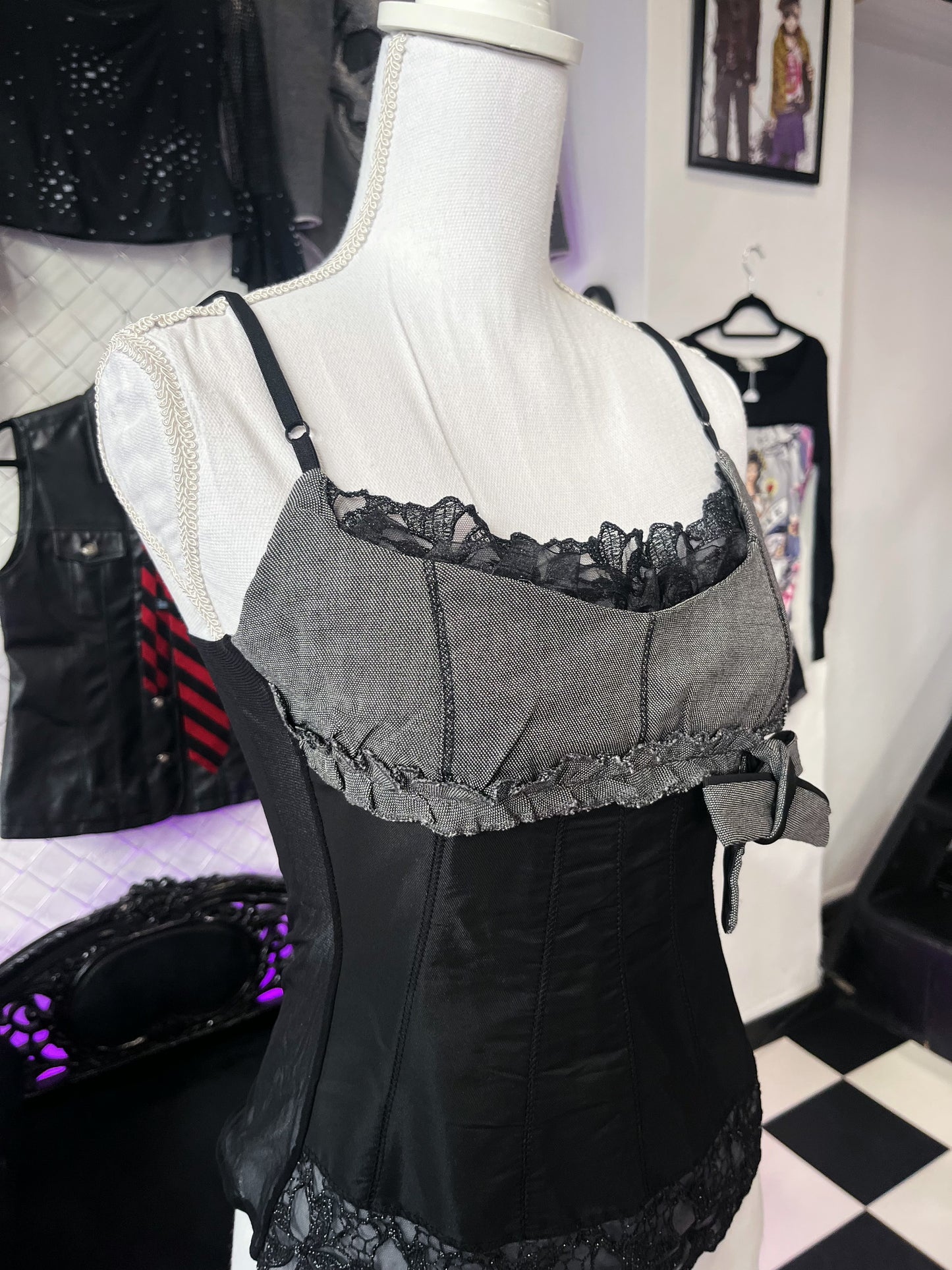 00’s Dark coquette/Whimsy black & grey top with mesh back 🖤