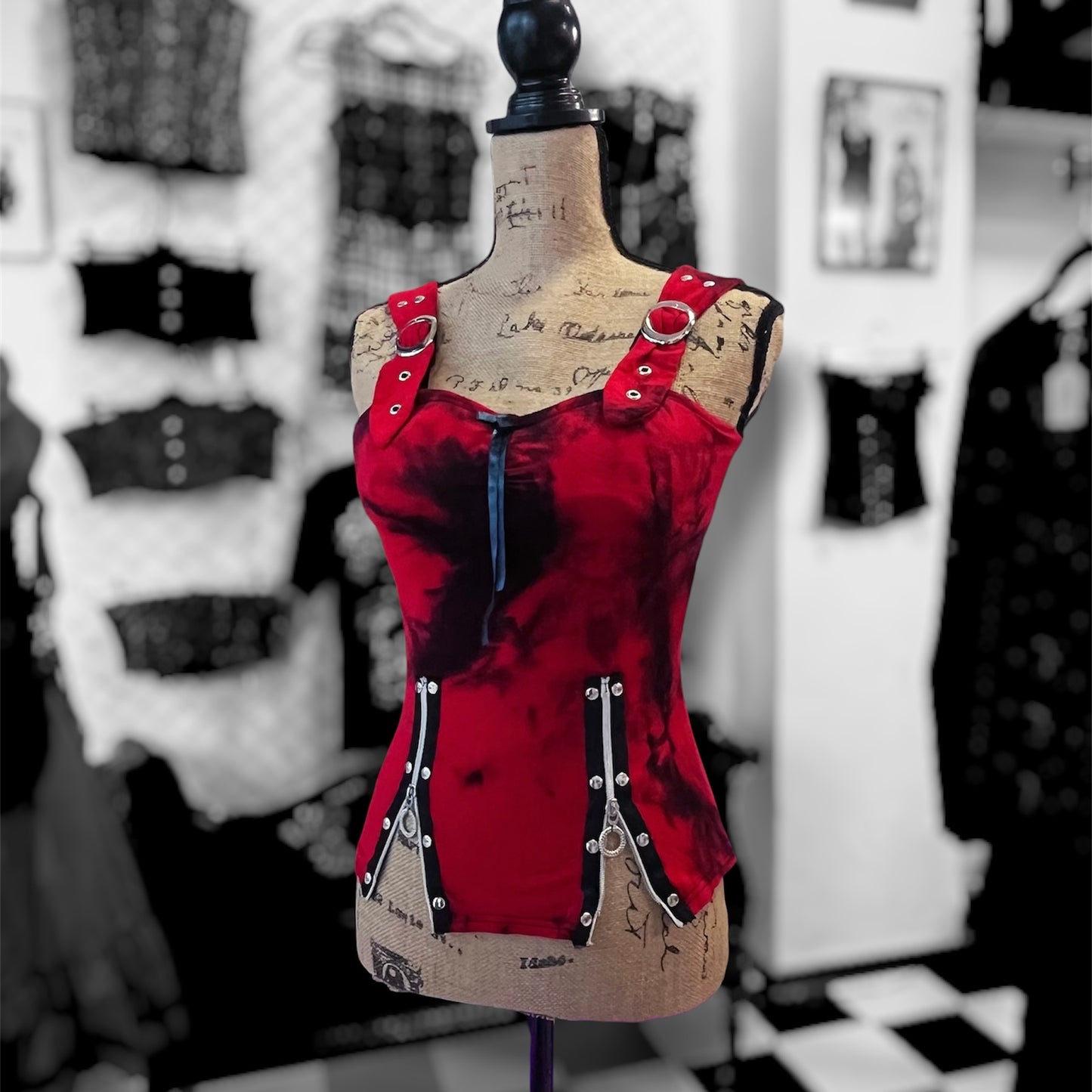 00’s Alt tie-dye red top with zipper details 🎸