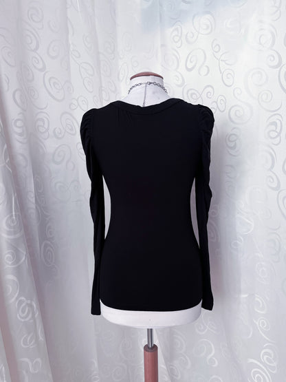 Gothic Jirai Kei black top with puff sleeves and ruffle detail 🦇