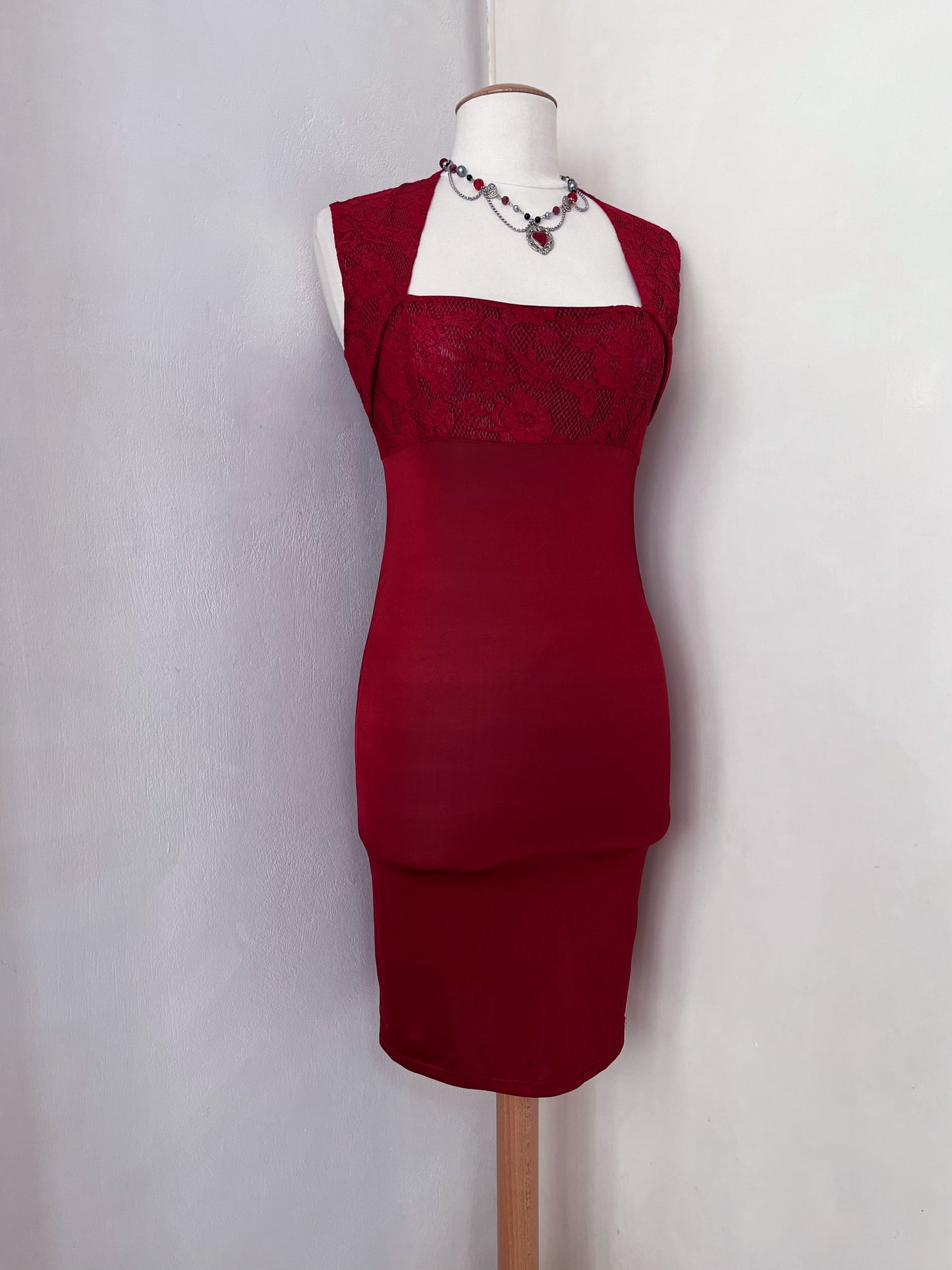 Iconic red vampire dress with lace detail 🧛🏼‍♀️