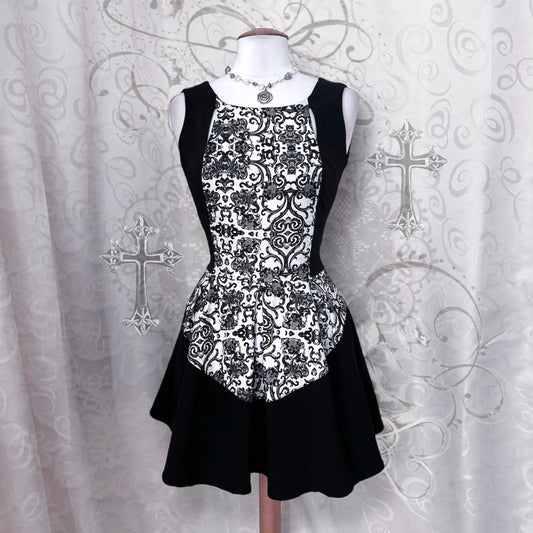 00’s Gothic 60’s style embroidered black & white dress 🌀🦇